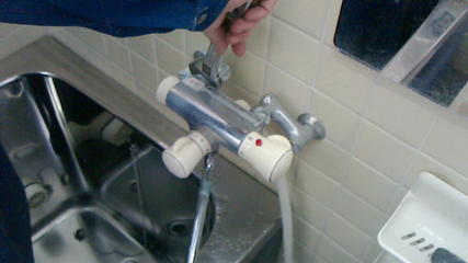 シャワーセット交換（その1）、古いシャワーセットのクランクを外します。